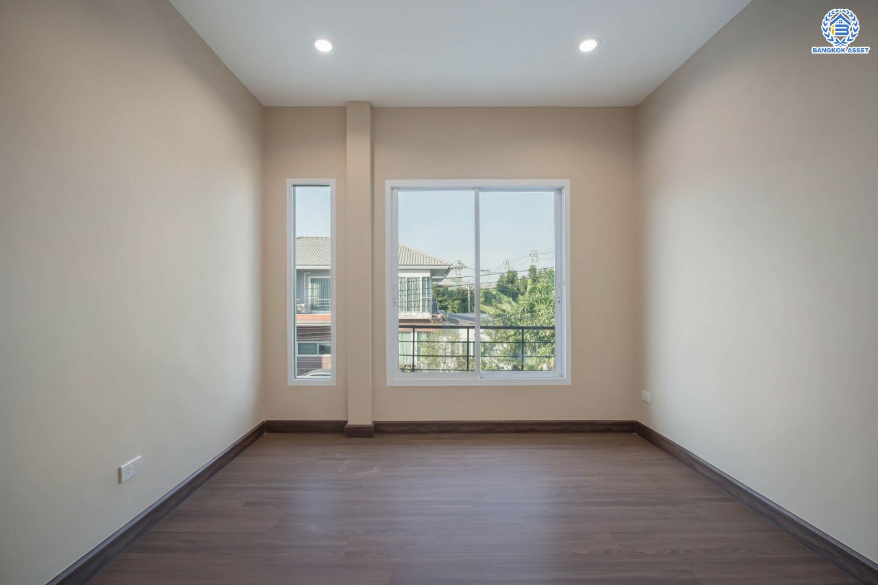 บ้านมือสองตกแต่งใหม่ โครงการ ดีซิโอ้ อรดา ราชพฤกษ์ หลังมุม เนื้อที่ 50.6 ตร.ว. ตอบโจทย์ทุกการอยู่อาศัย ฟังก์ชัน 3 ห้องนอน 3 ห้องน้ำ 2 ที่จอดรถ บรรยากาศเงียบสงบ บนทำเลเดินทางสะดวก เชื่อมต่อหลายเส้นทาง ใกล้รถไฟฟ้าสายสีม่วง "สถานีบางรักใหญ่"